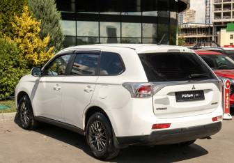 Подержанный автомобиль Mitsubishi Outlander 2013 года (5 фото)