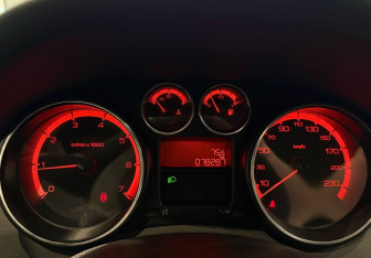 Подержанный автомобиль Peugeot 408 2013 года (14 фото)
