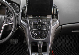 Подержанный автомобиль Opel Astra Hatchback 2012 года (15 фото)