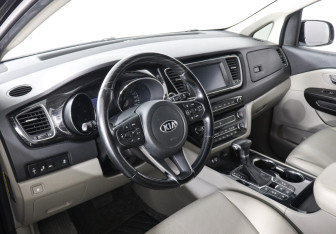 Подержанный автомобиль Kia Carnival 2020 года (7 фото)