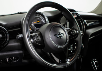 Подержанный автомобиль MINI Hatch 2020 года (13 фото)