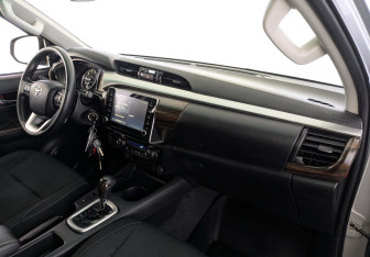Подержанный автомобиль Toyota Hilux 2022 года (22 фото)