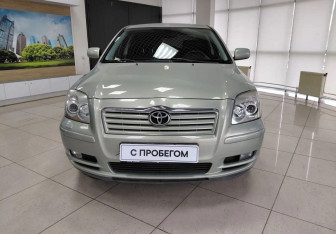 Подержанный автомобиль Toyota Avensis Sedan 2004 года (2 фото)