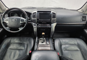 Подержанный автомобиль Toyota Land Cruiser Suv 2012 года (12 фото)