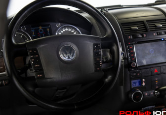 Подержанный автомобиль Volkswagen Touareg 2002 года (11 фото)