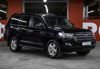 Подержанный автомобиль Toyota Land Cruiser Suv 2015 года (3 фото)