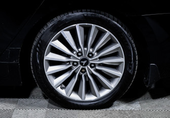 Подержанный автомобиль Hyundai Equus 2013 года (15 фото)