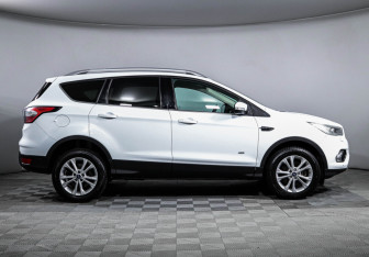 Подержанный автомобиль Ford Kuga 2018 года (4 фото)
