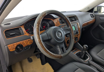 Подержанный автомобиль Volkswagen Jetta Sedan 2014 года (16 фото)