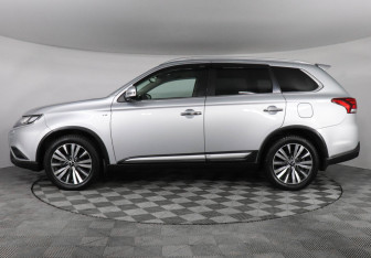 Подержанный автомобиль Mitsubishi Outlander 2019 года (8 фото)