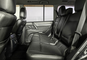 Подержанный автомобиль Mitsubishi Pajero 2008 года (10 фото)