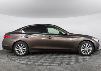 Подержанный автомобиль Infiniti Q50 2015 года (4 фото)