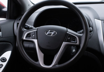 Подержанный автомобиль Hyundai Solaris Hatchback 2013 года (15 фото)