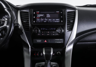 Подержанный автомобиль Mitsubishi Pajero Sport 2017 года (13 фото)