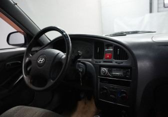 Подержанный автомобиль Hyundai Elantra Sedan 2006 года (10 фото)