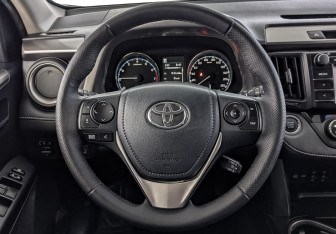 Подержанный автомобиль Toyota RAV4 2016 года (21 фото)