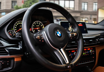 Подержанный автомобиль BMW X6 M 2016 года (15 фото)