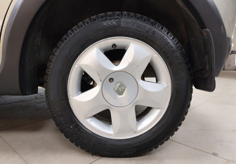 Подержанный автомобиль Renault Sandero 2013 года (9 фото)