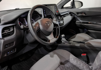 Подержанный автомобиль Toyota C-HR 2021 года (15 фото)