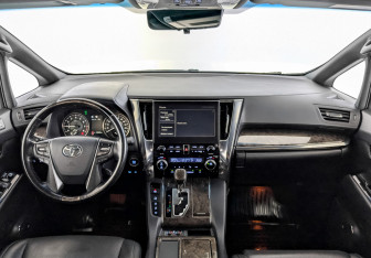 Подержанный автомобиль Toyota Alphard 2021 года (14 фото)