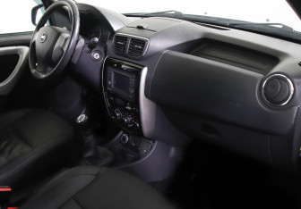 Подержанный автомобиль Nissan Terrano 2015 года (5 фото)