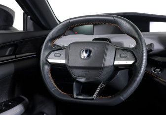 Подержанный автомобиль Changan UNI-V 2023 года (16 фото)