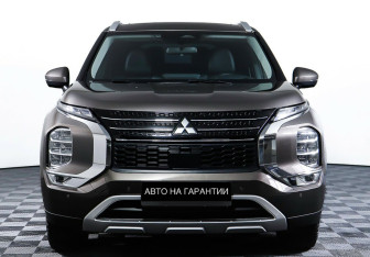 Подержанный автомобиль Mitsubishi Outlander 2022 года (2 фото)