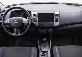 Подержанный автомобиль Mitsubishi Outlander 2011 года (13 фото)