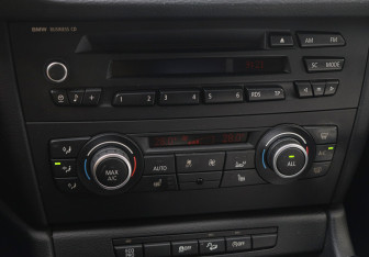 Подержанный автомобиль BMW X1 2012 года (14 фото)