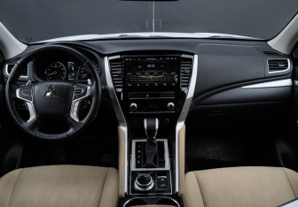 Подержанный автомобиль Mitsubishi Pajero Sport 2020 года (10 фото)