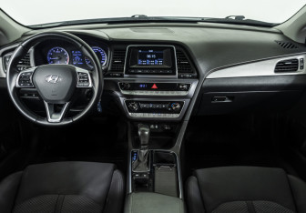 Подержанный автомобиль Hyundai Sonata 2019 года (13 фото)