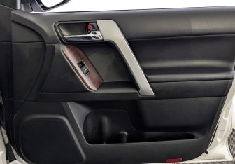 Подержанный автомобиль Toyota Land Cruiser Prado 2017 года (24 фото)