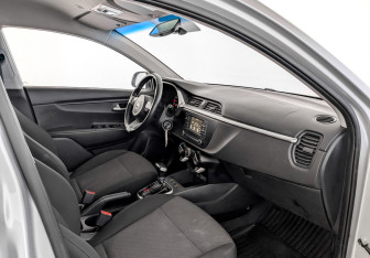 Подержанный автомобиль Kia Rio Hatchback 2021 года (11 фото)