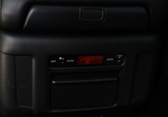 Подержанный автомобиль Nissan Patrol 2010 года (12 фото)