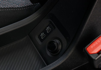 Подержанный автомобиль MINI Hatch 2024 года (15 фото)