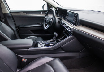 Подержанный автомобиль Kia K5 2021 года (10 фото)