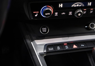 Подержанный автомобиль Audi Q3 2020 года (21 фото)