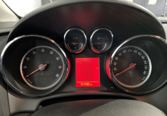 Подержанный автомобиль Opel Astra Sedan 2012 года (12 фото)