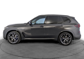 Подержанный автомобиль BMW X5 2024 года (8 фото)
