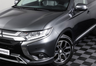 Подержанный автомобиль Mitsubishi Outlander 2019 года (24 фото)