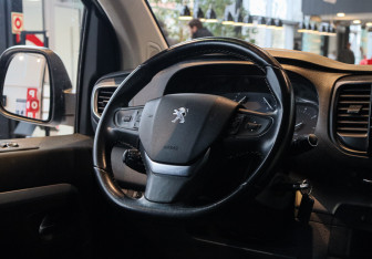 Подержанный автомобиль Peugeot Traveller 2021 года (14 фото)