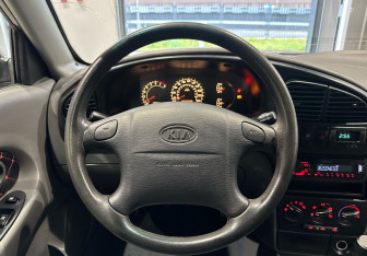 Подержанный автомобиль Kia Spectra Sedan 2007 года (13 фото)