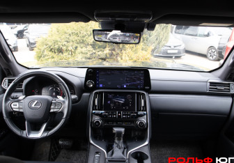 Подержанный автомобиль Lexus LX 2024 года (14 фото)