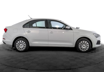 Подержанный автомобиль Skoda Rapid Liftback 2021 года (4 фото)