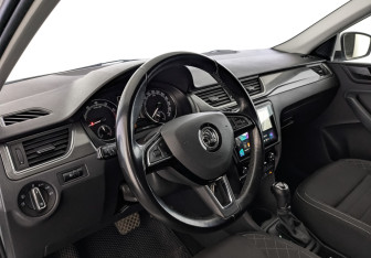 Подержанный автомобиль Skoda Rapid Liftback 2018 года (15 фото)