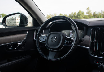 Подержанный автомобиль Volvo S90 2021 года (13 фото)