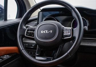 Подержанный автомобиль Kia Carnival 2023 года (15 фото)