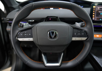 Подержанный автомобиль Changan UNI-V 2023 года (10 фото)