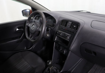 Подержанный автомобиль Volkswagen Polo Sedan 2017 года (10 фото)