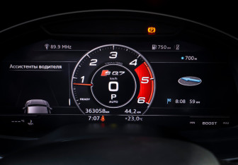 Подержанный автомобиль Audi Q7 2016 года (15 фото)